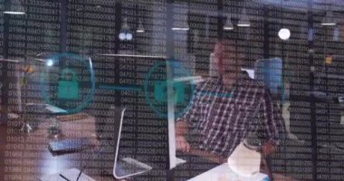 Ofisteki bilgisayarı kullanan beyaz adamın dijital simge ve veri işleme ağının animasyonu. Küresel ağ ve iş teknolojisi kavramı