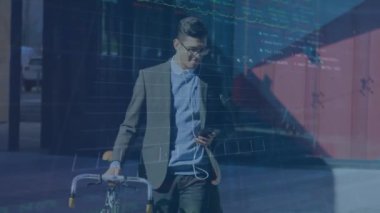 Akıllı telefon kullanan iki ırklı iş adamının finansal veri işleme animasyonu. Küresel iş, finans ve dijital arayüz kavramı dijital olarak oluşturulmuş video.