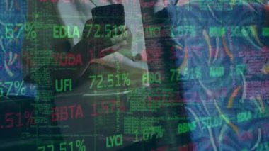 Otobüste akıllı telefon kullanan bir adamın orta kesiminde borsa veri işleme animasyonu. Küresel ekonomi ve iş teknolojisi kavramı