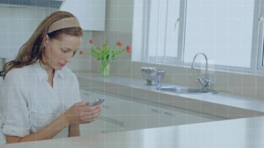 Kafkasyalı bir kadının akıllı telefon kullanarak karelerin animasyonu. Küresel teknoloji, bilgisayar ve dijital arayüz kavramı dijital olarak oluşturulmuş video.