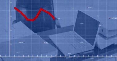 Ofisteki bir masanın kapatılmasına karşı istatistiksel veri işleme animasyonu. İş veri teknolojisi kavramı