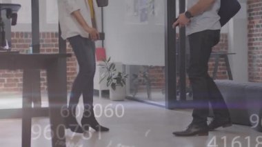 Ofiste çalışan çeşitli iş adamlarının veri işleme animasyonları. Küresel iş, finans ve dijital arayüz kavramı dijital olarak oluşturulmuş video.
