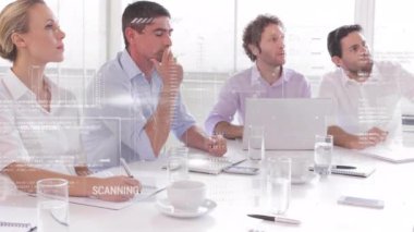 Ofiste toplanan çeşitli iş adamlarının finansal veri işleme animasyonları. Küresel iş, finans ve dijital arayüz kavramı dijital olarak oluşturulmuş video.