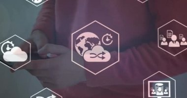 Akıllı telefon kullanan bir adam üzerindeki bağlantı ağının animasyonu. Küresel veri işleme, ağlar, bağlantılar, finans ve iş konsepti dijital olarak oluşturulmuş video.