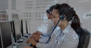 Ofiste bilgisayar kullanarak telefon kulaklığı takan beyaz bir kadın hakkında veri işleme animasyonu. Bilgisayar arayüzü ve iş teknolojisi kavramı