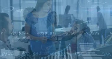 Ofiste çalışan iş adamları üzerinde finansal veri işleme animasyonu. Küresel hesaplama, finans, iş ve veri işleme kavramı dijital olarak oluşturulmuş video.
