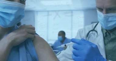 Kadın hastaya iğne yapan erkek doktor üzerine matematiksel denklemlerin animasyonu. Tıbbi sağlık teknolojisi kavramı