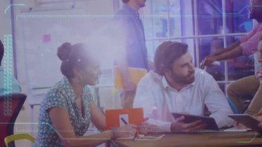 Muhtelif meslekdaşların ofiste tartıştıkları bir ağ üzerinden bağlantı animasyonları. Küresel ağ ve iş teknolojisi kavramı