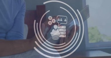 Evinde dijital tablet kullanan beyaz bir kadının orta kesiminde daireler çizen ikonların canlandırması. Dijital bileşik, çoklu pozlama, aydınlanma, bankacılık, iş, soyut ve teknoloji kavramı.