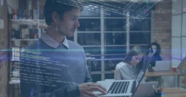 Ofisteki çeşitli iş adamları üzerinde finansal veri işleme animasyonu. Küresel iş, finans, bilgisayar ve veri işleme kavramı dijital olarak oluşturulmuş video.