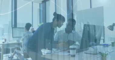 Ofiste tartışan erkek ve bayan meslektaşların istatistiksel veri işleme animasyonu. İş veri teknolojisi kavramı