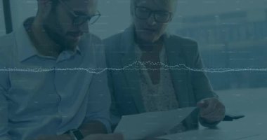 İki farklı iş adamı ve iş kadınının ofiste tartıştığı veri işleme animasyonu. İş veri teknolojisi kavramı