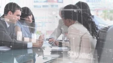 Ofiste toplanan çeşitli iş adamlarının finansal veri işleme animasyonları. Küresel iş, finans ve dijital arayüz kavramı dijital olarak oluşturulmuş video.