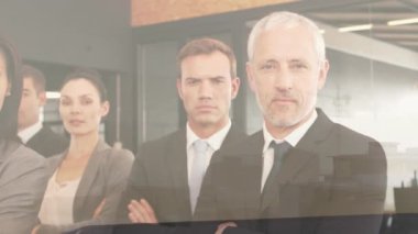 Yüksek binalara karşı ofiste bir arada duran çeşitli iş adamlarının birleşik videosu. İş teknolojisi kavramı