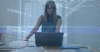 Bilgisayar kullanan bir iş kadınının finansal veri işleme animasyonu. Küresel iş, finans, bilgisayar ve veri işleme kavramı dijital olarak oluşturulmuş video.