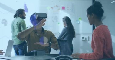 Ofiste çalışan iş adamları üzerinde veri işleme animasyonu. Küresel hesaplama, finans, iş ve veri işleme kavramı dijital olarak oluşturulmuş video.