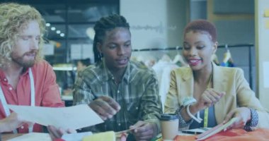 Ofiste çalışan iş adamları üzerinde veri işleme animasyonu. Küresel hesaplama, finans, iş ve veri işleme kavramı dijital olarak oluşturulmuş video.