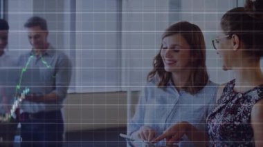 Ofiste çalışan iş adamları üzerinde finansal veri işleme animasyonu. Küresel iş, finans, bilgisayar ve veri işleme kavramı dijital olarak oluşturulmuş video.