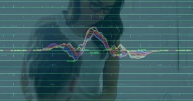 Ofiste çalışan iş kadınlarıyla ilgili finansal veri işleme animasyonu. Küresel hesaplama, finans, iş ve veri işleme kavramı dijital olarak oluşturulmuş video.