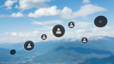 Mavi gökyüzündeki bulutlara karşı profil simgeleri ağının animasyonu. Küresel ağ ve bulut veri depolama teknolojisi kavramı