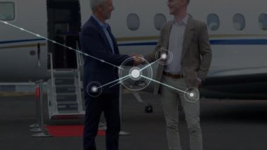 Havaalanındaki çeşitli iş adamlarıyla olan bağlantıların animasyonu. Küresel iş, bağlantılar ve dijital arayüz kavramı dijital olarak oluşturulmuş video.