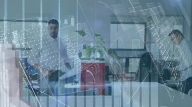 Ofiste çalışan çeşitli insanlar üzerinde finansal veri işleme animasyonu. Küresel iş, finans ve dijital arayüz kavramı dijital olarak oluşturulmuş video.