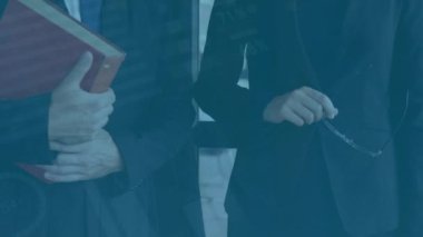 Ofisteki çeşitli iş adamları üzerinde finansal veri işleme animasyonu. Küresel iş, finans ve dijital arayüz kavramı dijital olarak oluşturulmuş video.