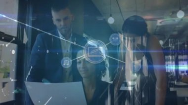 Ofiste çalışan çeşitli iş adamlarının bağlantı ağının animasyonu. Küresel iş, bağlantılar ve dijital arayüz kavramı dijital olarak oluşturulmuş video.