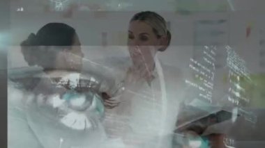 İş kadınları kanepede sohbet ediyorlar. Küresel spor yarışması dijital arayüz teknolojisi ve dijital olarak üretilen ağ konsepti.