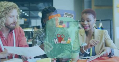 Ofiste çalışan iş adamlarının okul çantasındaki veri işleme animasyonları. Küresel hesaplama, finans, iş ve veri işleme kavramı dijital olarak oluşturulmuş video.