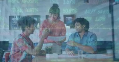 Ofisteki çeşitli iş adamları üzerinde veri işleme animasyonu. Küresel iş ve dijital arayüz kavramı dijital olarak oluşturulmuş video.