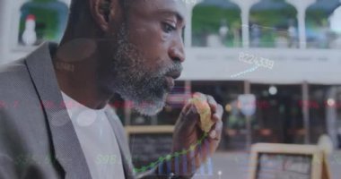 Şehirdeki iş adamlarının finansal veri işleme animasyonları. Küresel hesaplama, finans, iş ve veri işleme kavramı dijital olarak oluşturulmuş video.