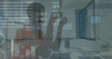 Ofiste çalışan Afrikalı Amerikalı iş kadınının finansal veri işleme animasyonu. Küresel iş, finans ve dijital arayüz kavramı dijital olarak oluşturulmuş video.