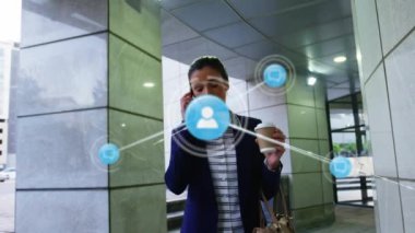 Video kulaklık takan iş adamlarının simgeleriyle olan bağlantılarının animasyonu. Küresel iş bağlantıları ve dijital arayüz konseptini dijital olarak oluşturur.