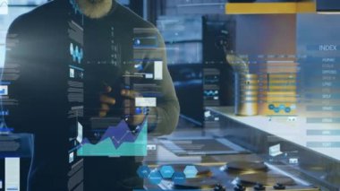 Akıllı telefon kullanan yaşlı Afro-Amerikan bir adamın veri işleme animasyonu. Küresel teknoloji, bilgisayar ve dijital arayüz kavramı dijital olarak oluşturulmuş video.