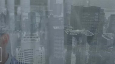 Kafkas işadamı animasyonu ve şehir manzarasının havadan görünüşüne karşı istatistiksel veri işleme. İş veri teknolojisi kavramı