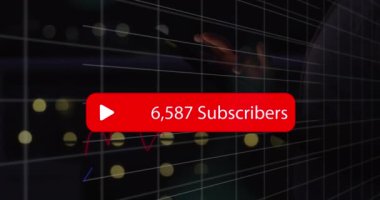 Sosyal medya ikonu, numaralar ve finansal veri işleme animasyonu. Dijital olarak oluşturulan küresel sosyal medya, işletme, finans, hesaplama ve veri işleme kavramı.