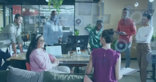 サークル レーダーのアニメーションは 同僚に戦略を説明する多様な女性の上にグローブ デジタル複合材 複数の露出 グローバル化 チームワーク ビジネスコンセプト — ストック動画