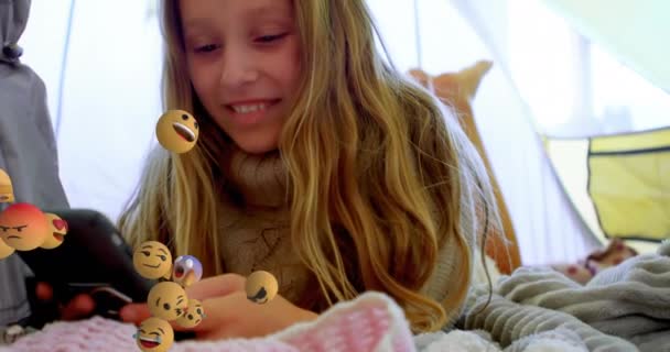 Animace Více Plovoucích Emotikonů Bělošské Dívce Pomocí Mobilu Ležící Doma — Stock video