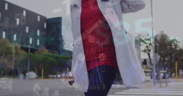 Animação Processamento Dados Mercado Ações Sobre Mulher Asiática Falando Smartphone — Vídeo de Stock