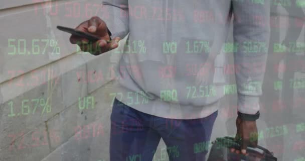 Animering Aktiemarknaden Databehandling Över Mitten Människan Med Hjälp Smartphone Gatan — Stockvideo