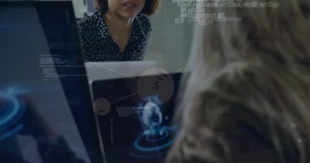 Ofisteki Meslektaşıyla Konuşan Melez Bir Kadın Yerine Dijital Simge Ağının — Stok video
