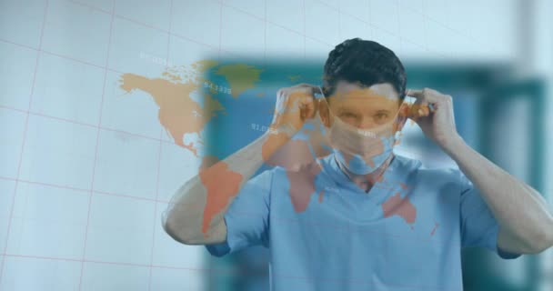 Animacja Liczb Mapie Świata Przeciwko Białemu Lekarzowi Noszącemu Maskę Szpitalu — Wideo stockowe