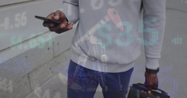 Афроамериканець Виїжджає Міста Йде Вулиці Користується Своїм Смартфоном — стокове відео
