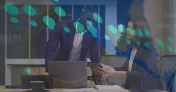 オフィスで働く多様なビジネスの人々に対するデータ処理のアニメーション グローバルビジネス コンピューティング データ処理の概念デジタルで生成されたビデオ — ストック動画