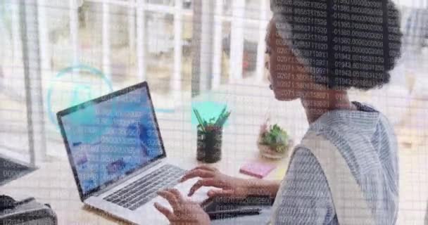 アフリカ系アメリカ人のビジネスウーマンに対するデータ処理のアニメーション グローバルビジネス デジタルインターフェイスの概念デジタル生成されたビデオ — ストック動画
