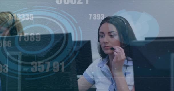 Анімація Змінних Чисел Сканерів Над Кавказькою Жінкою Розмовляє Телефону Офісі — стокове відео