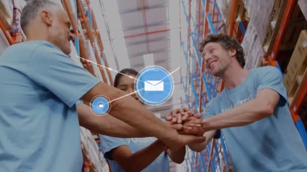 在各种各样的男女志愿者的手堆叠在一起的过程中 形成了一个图标网络 慈善和捐赠概念 — 图库视频影像