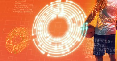 Melez basketbolcunun, bilgisayar dilinin üstünde aydınlatılmış dairelerle topu tutmasının orta kısmı. Boşluğu kopyala, kompozit, el, spor, rekabet, illüstrasyon, şekil ve soyut kavram.