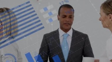 Çeşitli iş adamlarının konuşmaları üzerine veri işleme animasyonu. küresel iş ve dijital arayüz kavramı dijital olarak oluşturulmuş video.